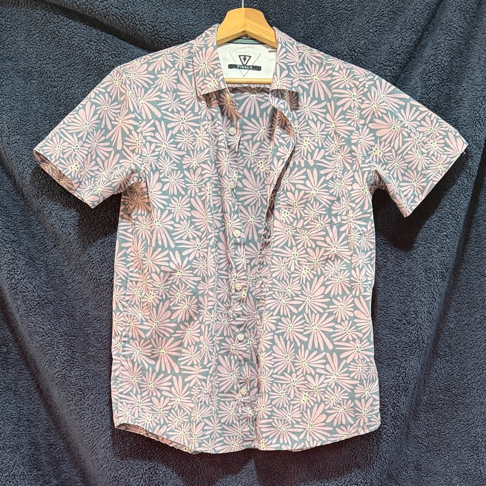 VISSLA Pink and Gray Floral Button-Down Shirt